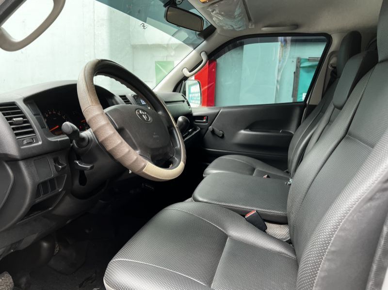 2021 Toyota Hiace Commuter pictures