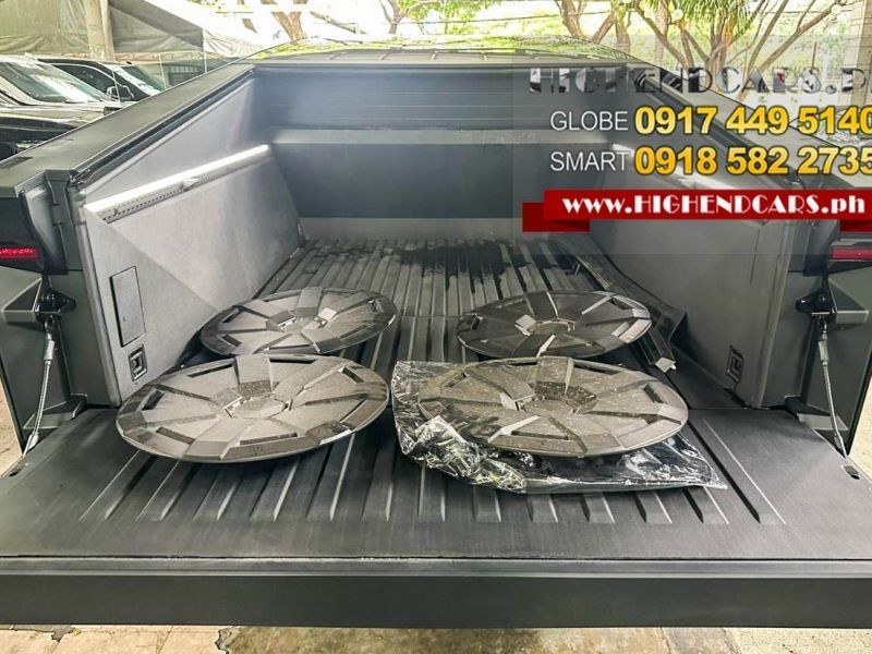 2025 TESLA CYBERTRUCK photo