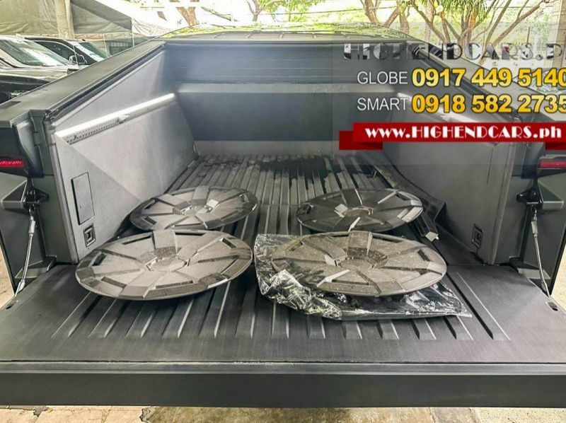 2025 TESLA CYBERTRUCK pictures