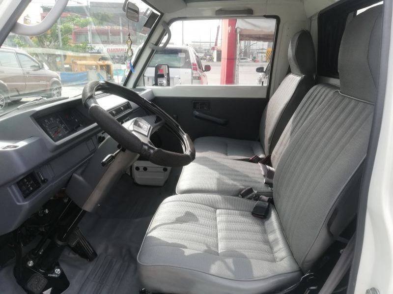 2016 Mitsubishi L300 Deluxe pictures