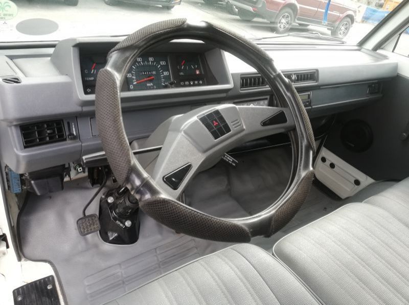 2016 Mitsubishi L300 Deluxe pictures