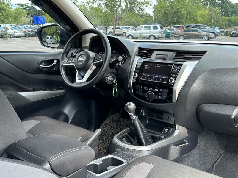 2021 Nissan Navara Calibre 4x2 MT VE pictures