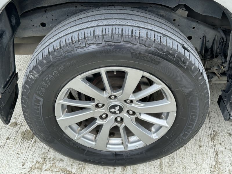 2016 Mitsubishi Montero pictures