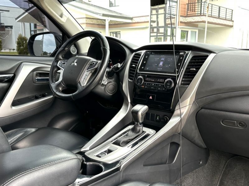 2016 Mitsubishi Montero pictures