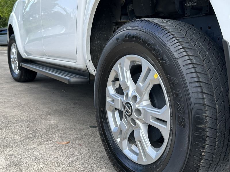 2021 Nissan Navara Calibre 4x2 MT pictures