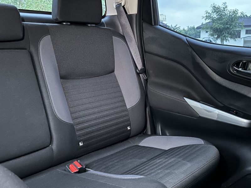 2021 Nissan Navara Calibre 4x2 MT pictures