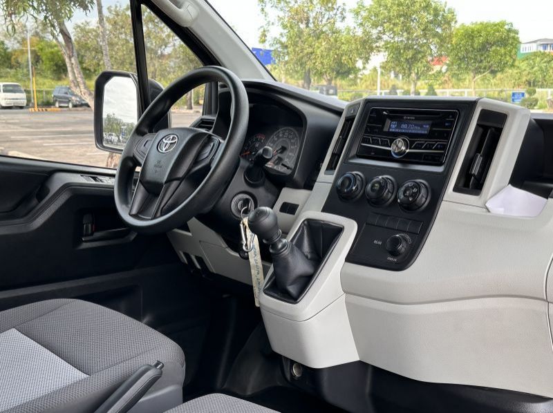 2021 Toyota Hiace Commuter Deluxe pictures