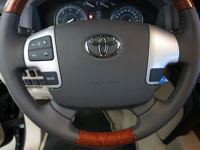 2016 Toyota Land Cruiser pictures