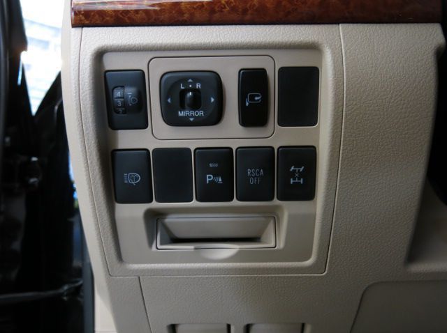 2016 Toyota Land Cruiser pictures