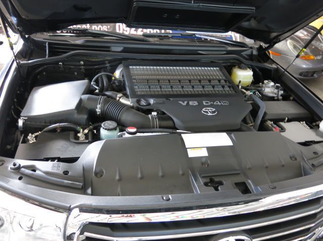 2016 Toyota Land Cruiser pictures