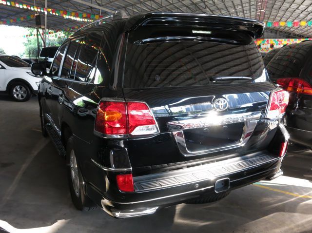 2016 Toyota Land Cruiser pictures