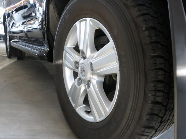 2016 Toyota Land Cruiser pictures