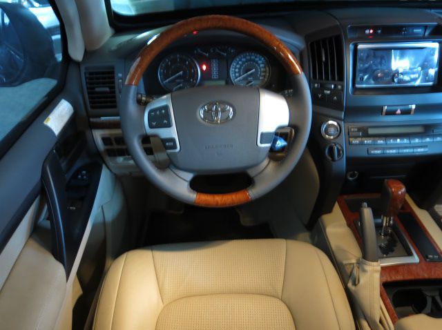 2016 Toyota Land Cruiser pictures