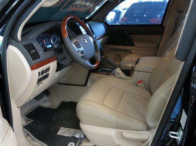 2016 Toyota Land Cruiser pictures