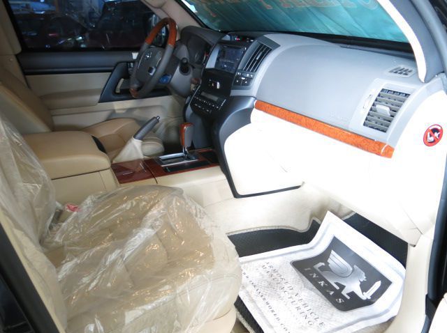 2016 Toyota Land Cruiser pictures