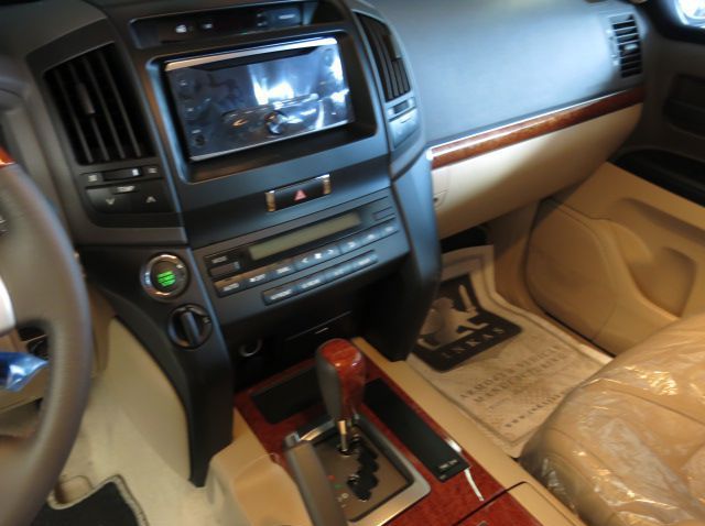 2016 Toyota Land Cruiser pictures