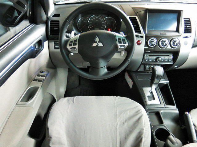 2015 Mitsubishi Montero Sport pictures