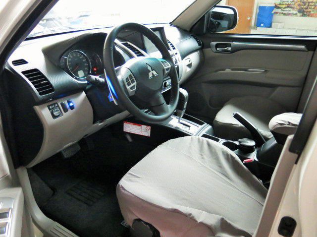 2015 Mitsubishi Montero Sport pictures