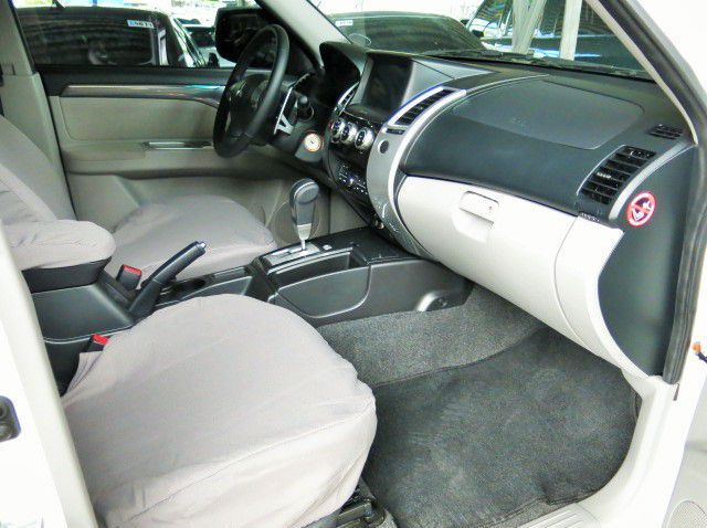 2015 Mitsubishi Montero Sport pictures