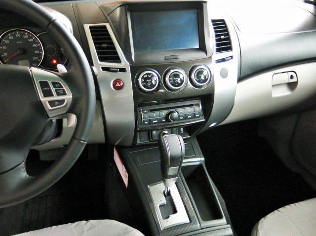 2015 Mitsubishi Montero Sport pictures