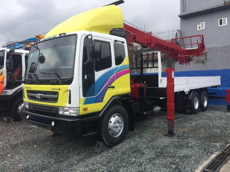 2018 Daewoo Boom Truck / Cargo Crane Truck with Man Lift Basket pictures