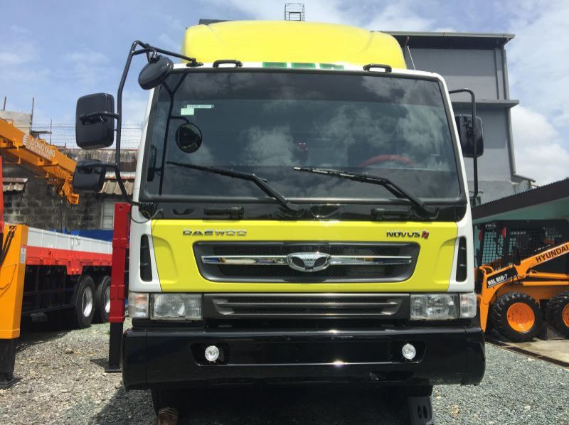 2018 Daewoo Boom Truck / Cargo Crane Truck with Man Lift Basket pictures