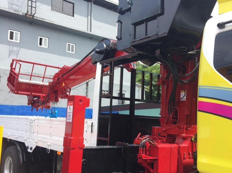 2018 Daewoo Boom Truck / Cargo Crane Truck with Man Lift Basket pictures