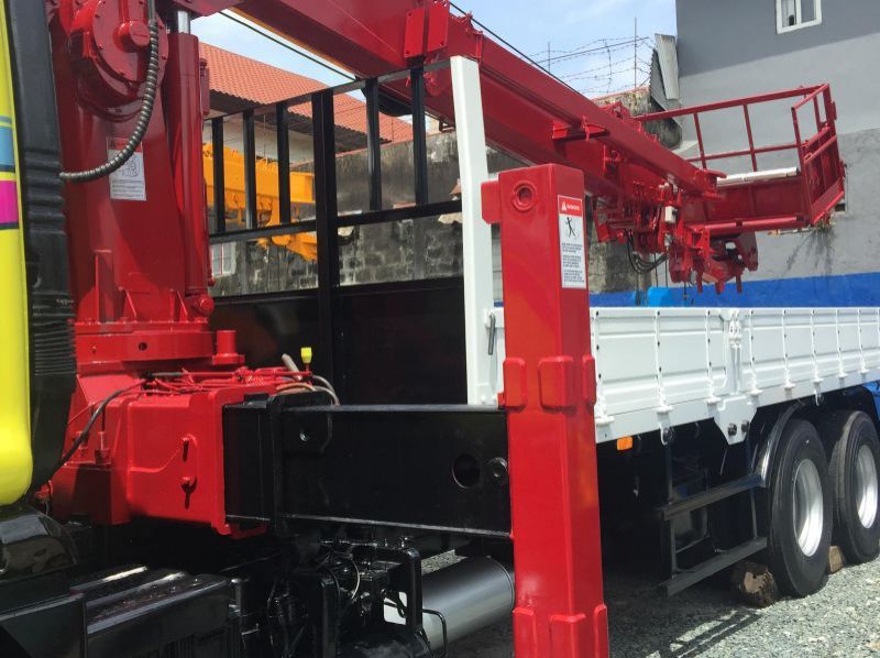 2018 Daewoo Boom Truck / Cargo Crane Truck with Man Lift Basket pictures