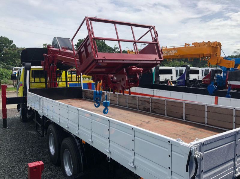 2018 Daewoo Boom Truck / Cargo Crane Truck with Man Lift Basket pictures