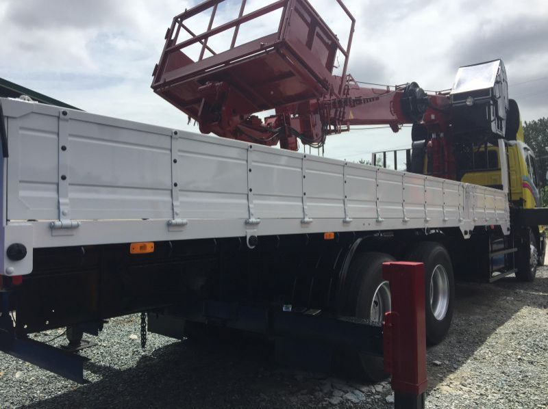 2018 Daewoo Boom Truck / Cargo Crane Truck with Man Lift Basket pictures