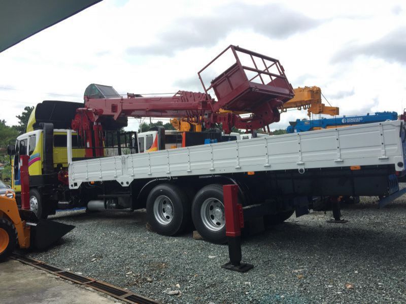2018 Daewoo Boom Truck / Cargo Crane Truck with Man Lift Basket pictures