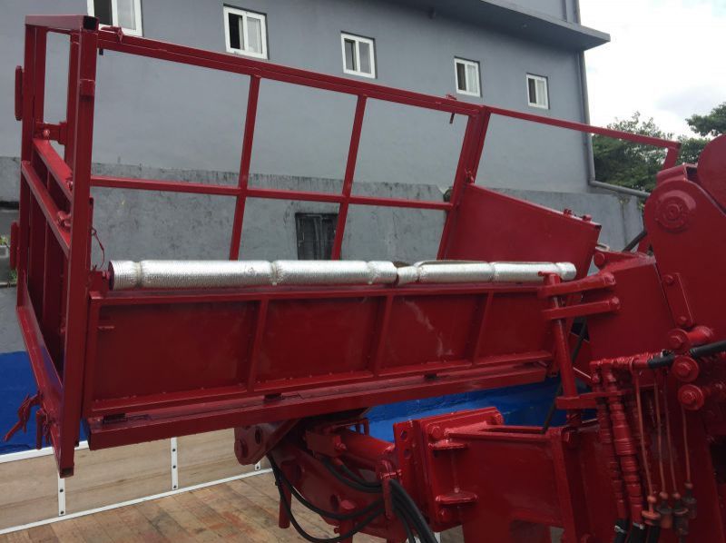 2018 Daewoo Boom Truck / Cargo Crane Truck with Man Lift Basket pictures