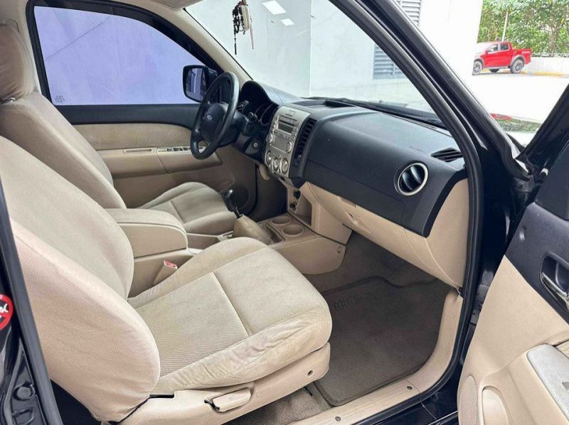 2012 Ford EVEREST 4x2 pictures