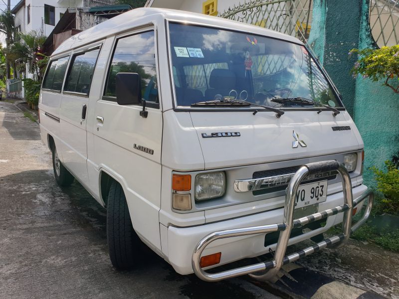 mitsubishi versa van