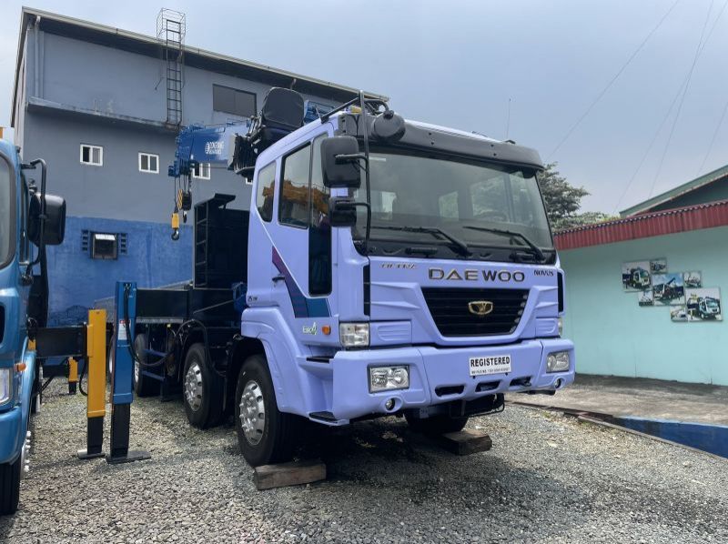 2023 Daewoo BOOM TRUCK pictures