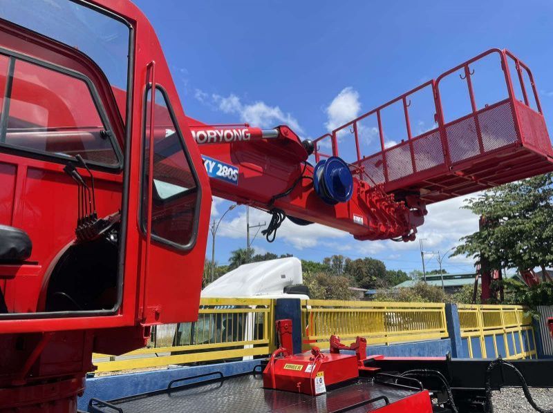 2022 Hyundai MAN LIFT TRUCK pictures