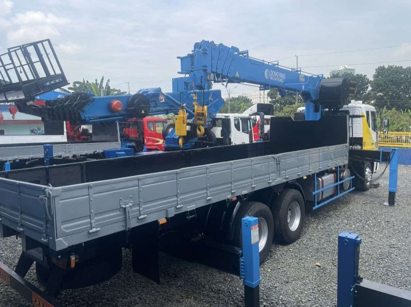 2022 Daewoo BOOM TRUCK pictures