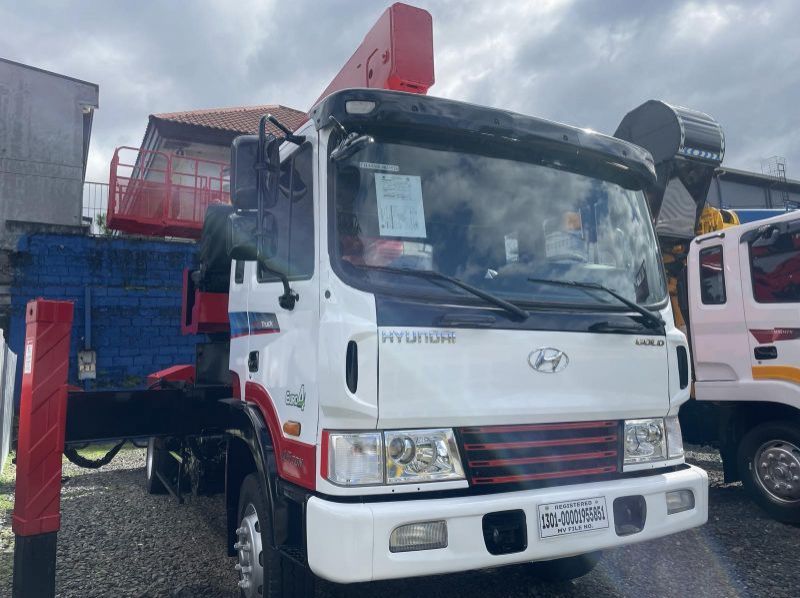 2022 Hyundai MAN LIFT TRUCK pictures
