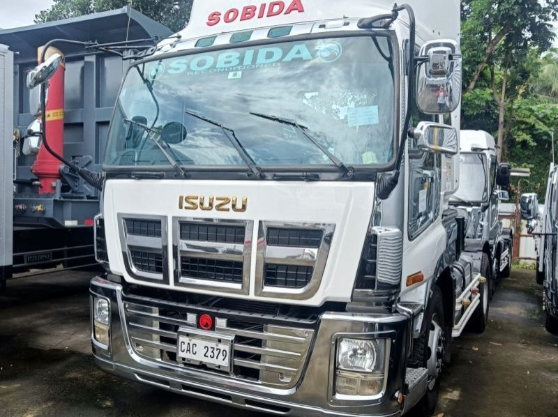 2023 Isuzu giga exd  4x2 6-wheel surplus  tractor head truck pictures