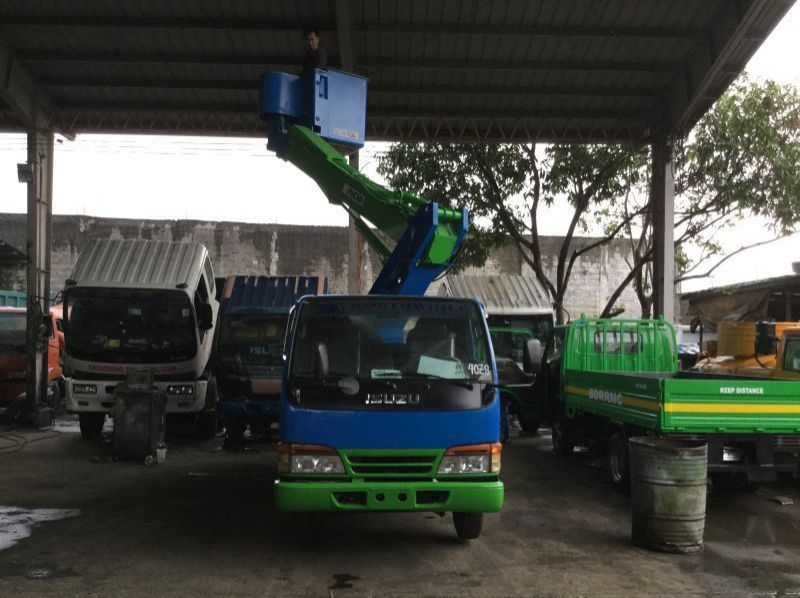 2000 Isuzu ISUZU ManLift Truck pictures