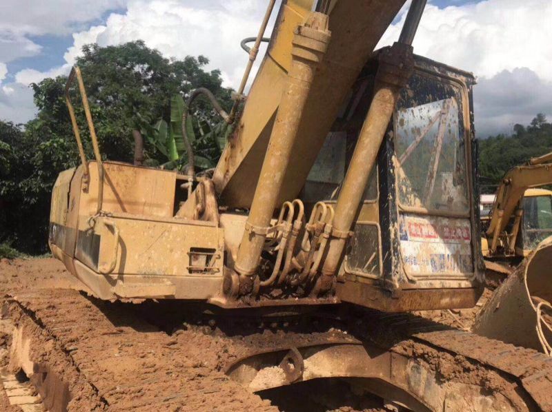 2000 caterpillar E200B pictures