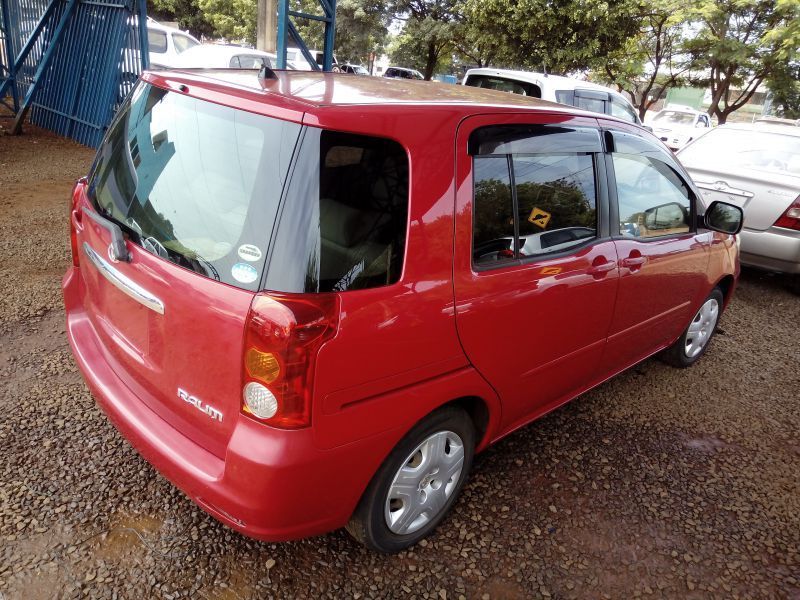 Toyota raum 2005