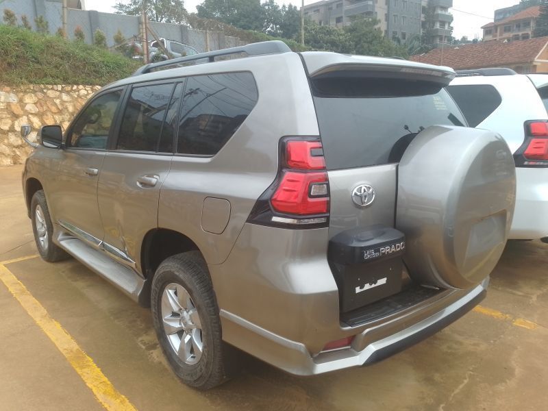2023 Toyota Land Cruiser Prado photo