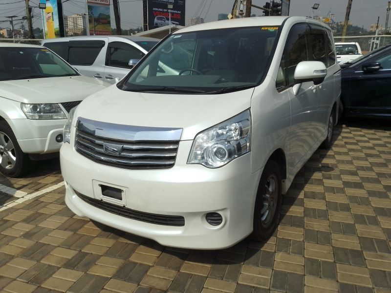 2012 Toyota Noah photo
