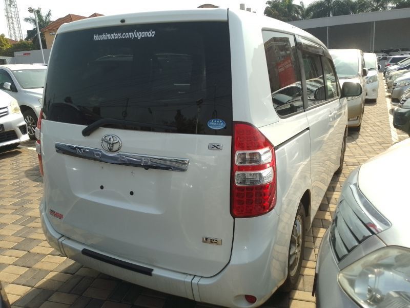 2012 Toyota Noah photo