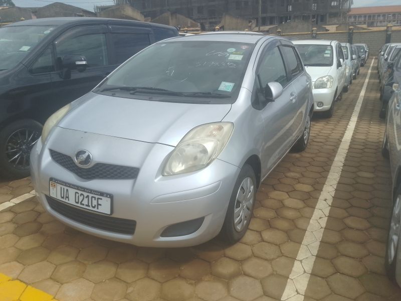 2010 Toyota Vitz photo