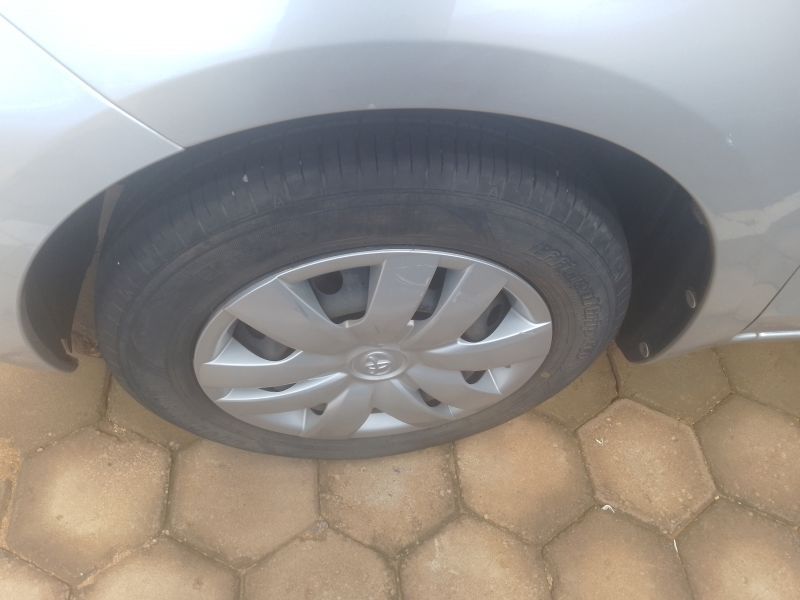 2010 Toyota Vitz photo