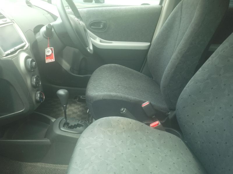 2010 Toyota Vitz photo