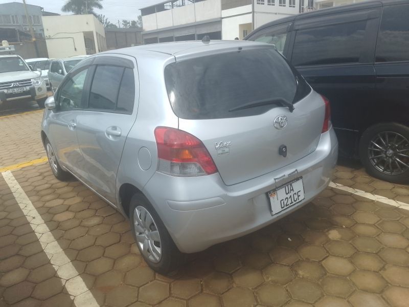 2010 Toyota Vitz photo