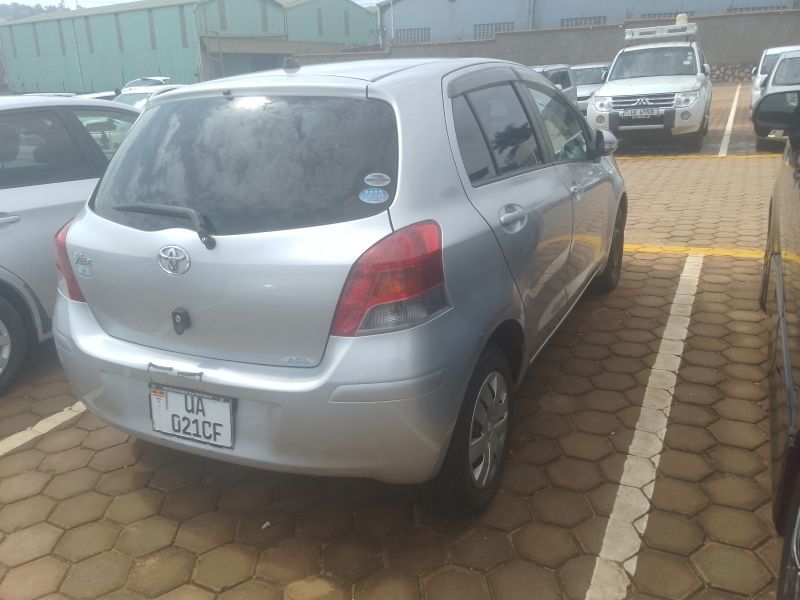 2010 Toyota Vitz photo